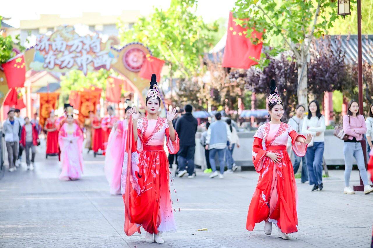 央视聚焦济南泉水游！10月5日，30家景区共接待游客45.27万人次