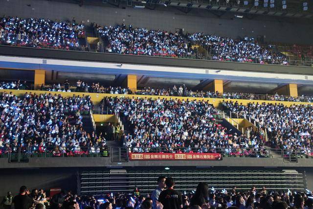 孙楠演唱会超燃舞台！郑州万人合唱《红旗飘飘》