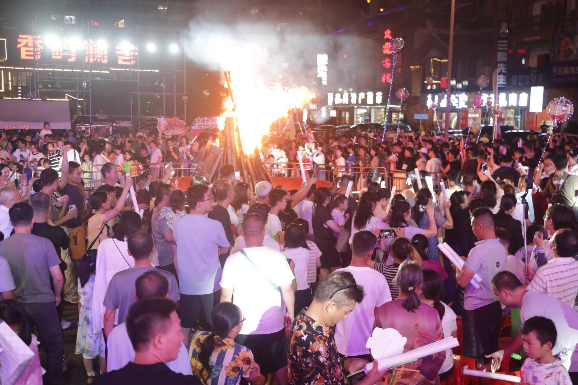 月映火塘 悦唱荔波！这场中秋音乐晚会点燃团圆夜