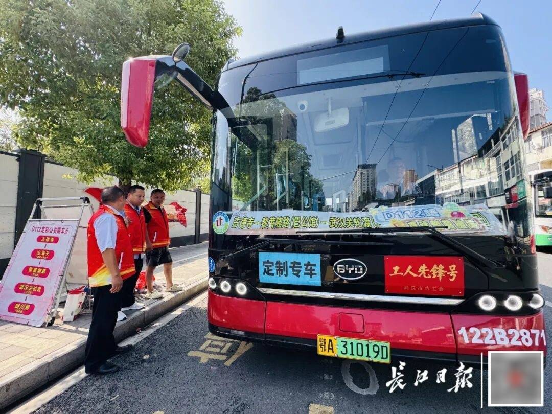 暴增10多倍!武汉这条公交突然火了,大批人赶来坐