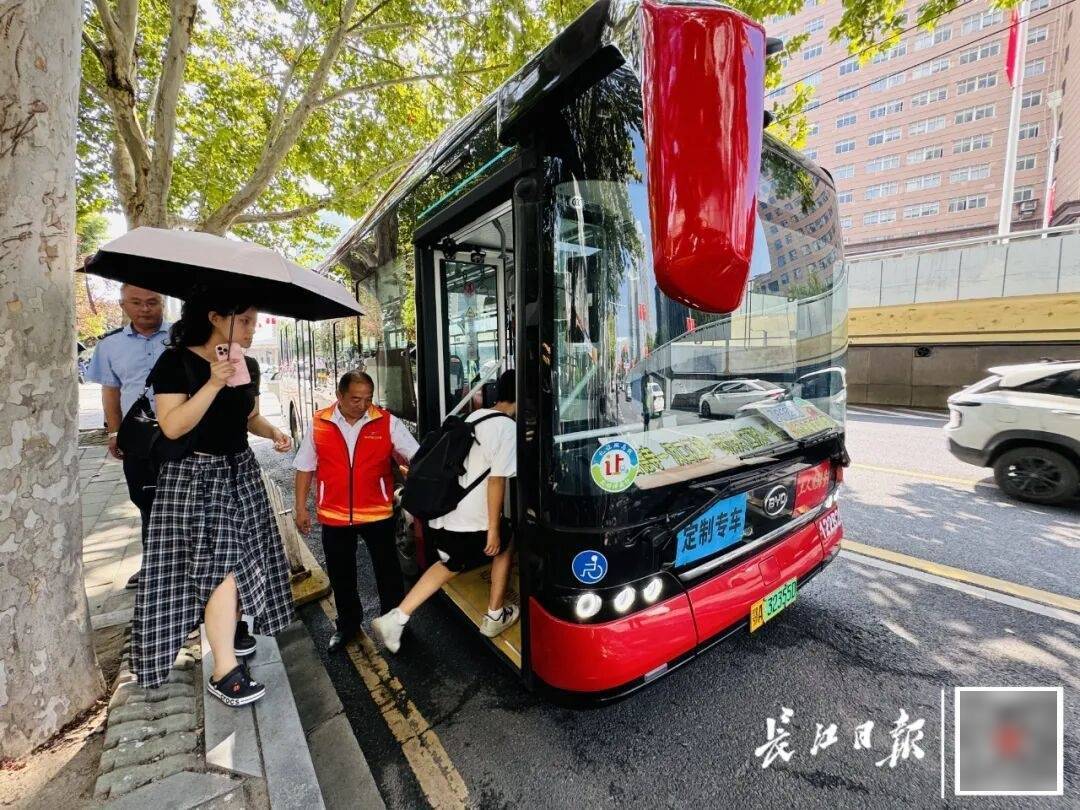 暴增10多倍!武汉这条公交突然火了,大批人赶来坐