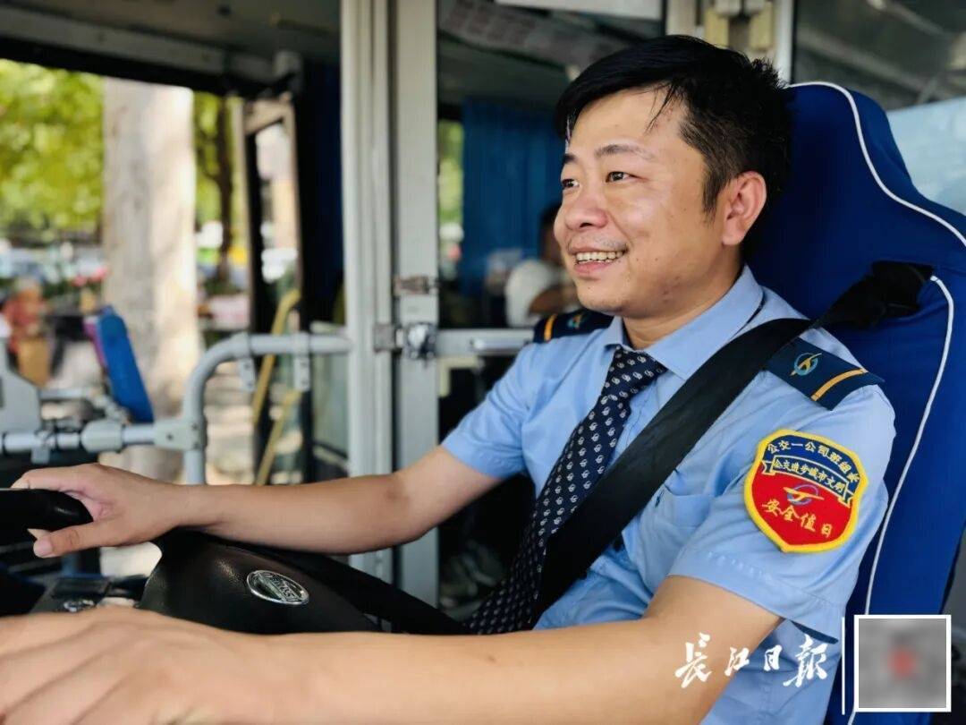 暴增10多倍!武汉这条公交突然火了,大批人赶来坐