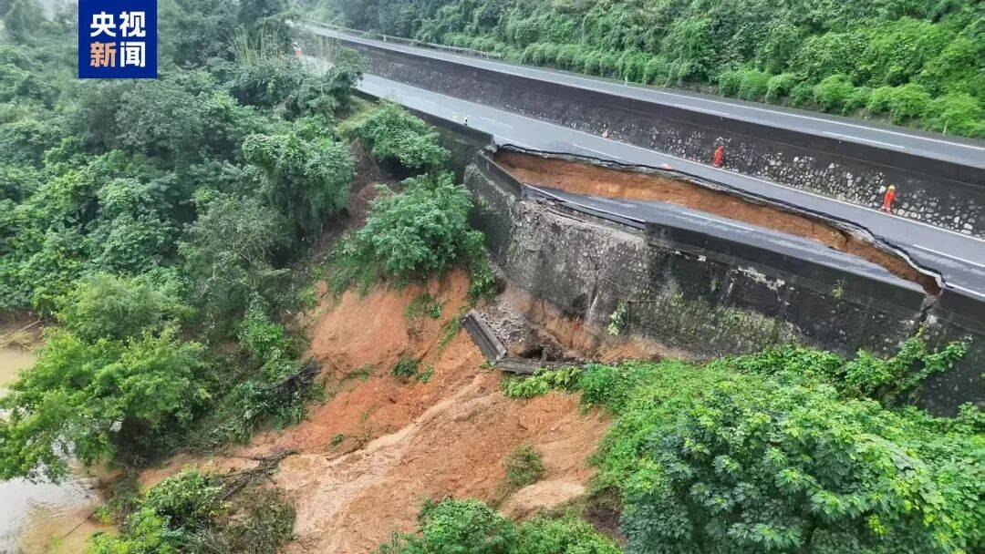 广西百色一高速公路开裂下沉!裂缝长约30米,塌陷处最深超2米