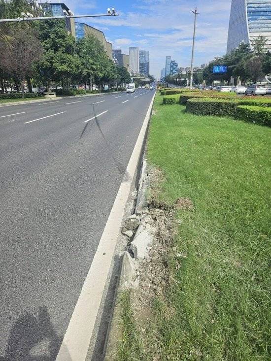 小米汽车失控起火司机遇难,目击者称车速150km/h,实探事故地:燃烧留下的印记仍在