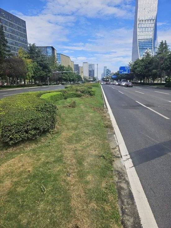 小米汽车失控起火司机遇难,目击者称车速150km/h,实探事故地:燃烧留下的印记仍在