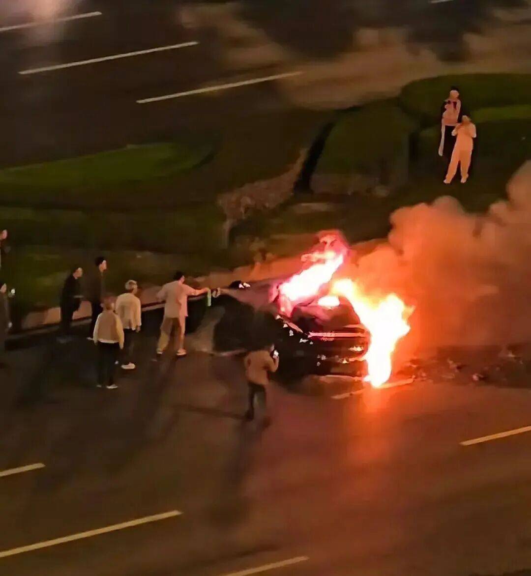 一辆SU7碰撞后爆燃，多人救援未果！小米股价重挫近8%！