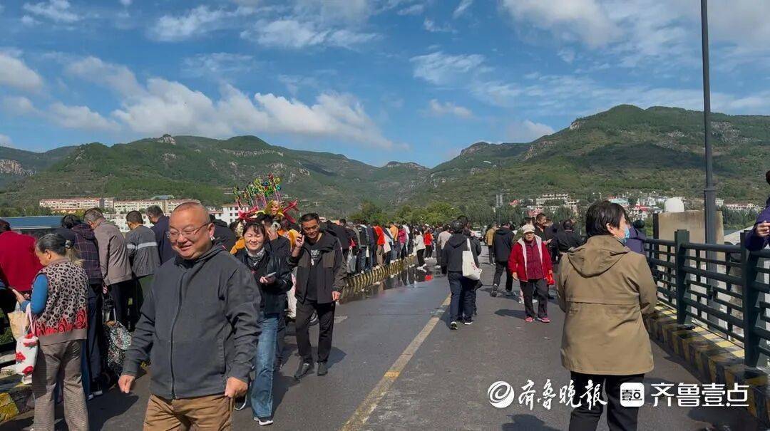 “鱼多得数不过来,一网子下去能捞好几条”济南锦绣川水库开闸放水,大量鲢鱼被冲出,工作人员:禁止捕捞!