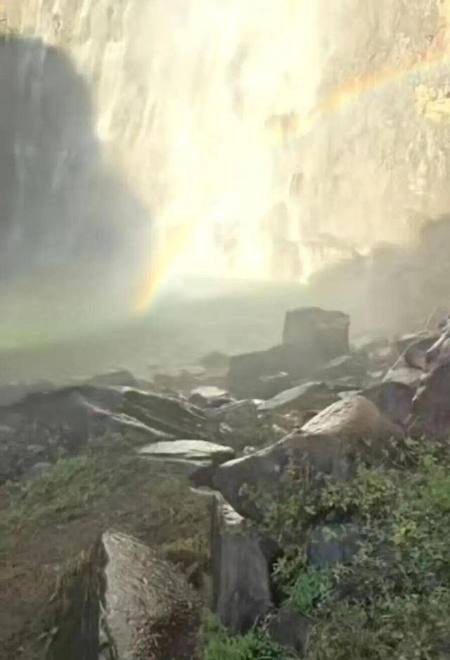 河南拍照坠崖大学生已确认身亡，救援人员：遗体在水潭3米深处找到