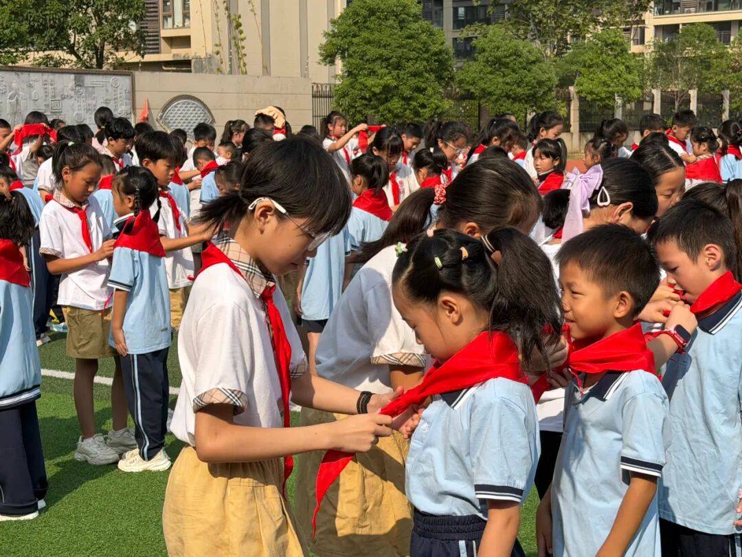 我县各级少先队组织开展“强国复兴有我 争当新时代好少年”建队日主题活动