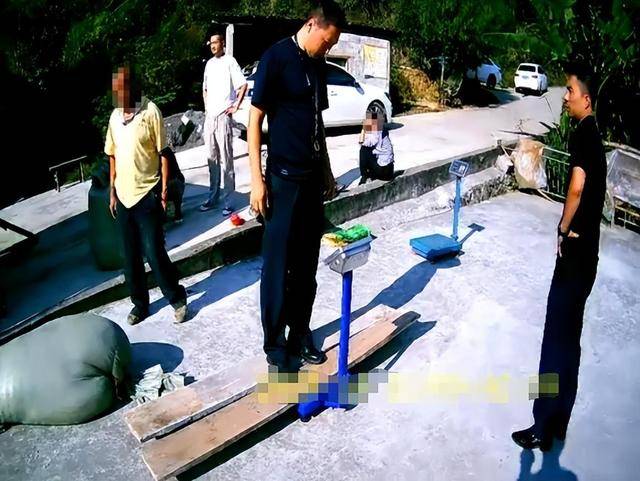 100斤玉米上秤秒变60斤？贵州一村民遭“鬼秤”骗粮！民警出手，5人被拘
