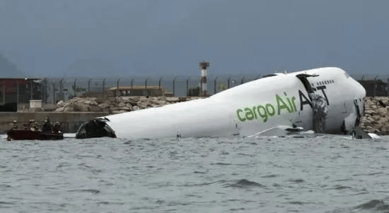 机身断成两截，2名遇难者在海下约7米处被找到，巡逻车在飞机跑道外被撞进海里，香港机场飞机坠海事故更多细节披露