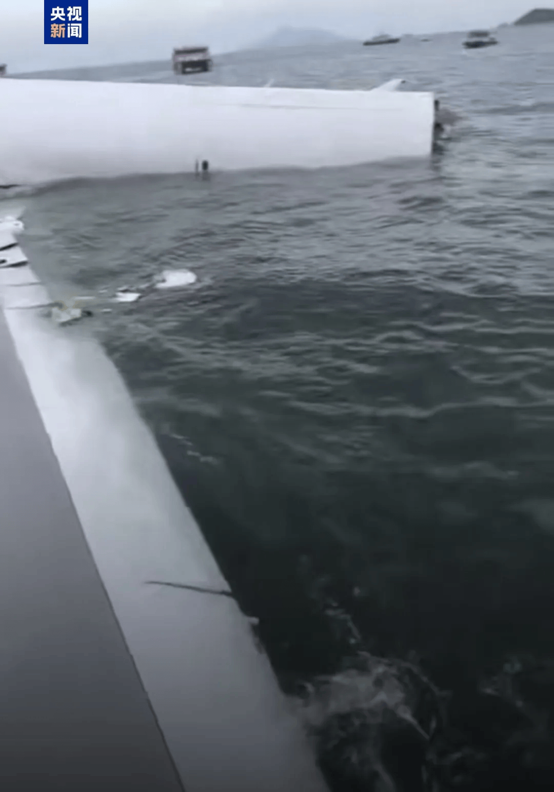 机身断成两截，2名遇难者在海下约7米处被找到，巡逻车在飞机跑道外被撞进海里，香港机场飞机坠海事故更多细节披露