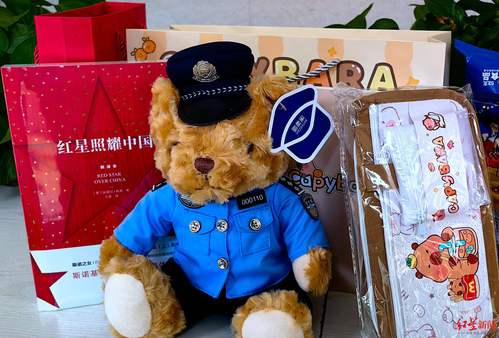 初二男生捡到1.4万余元现金,淡定拍视频后报警物归失主,民警送“奖”到校园