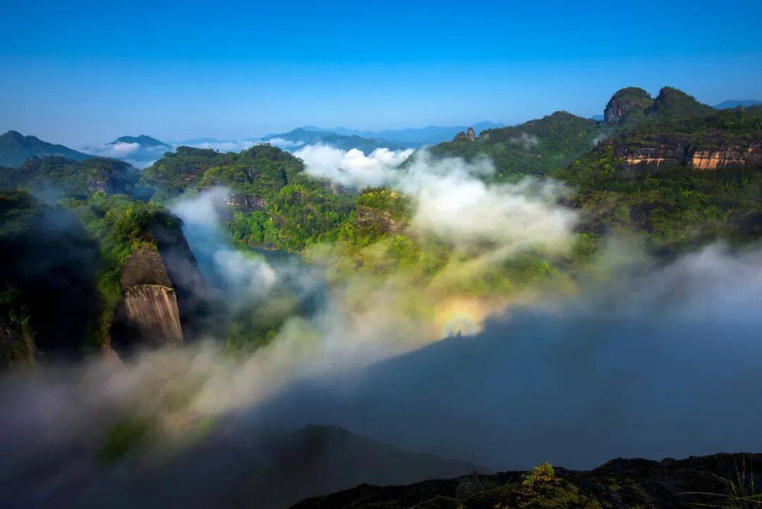 为什么年轻人迷上了爬山？ | 秋高气爽，是时候出发了→