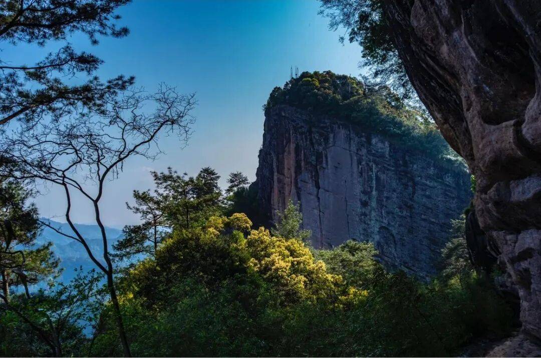 为什么年轻人迷上了爬山？ | 秋高气爽，是时候出发了→