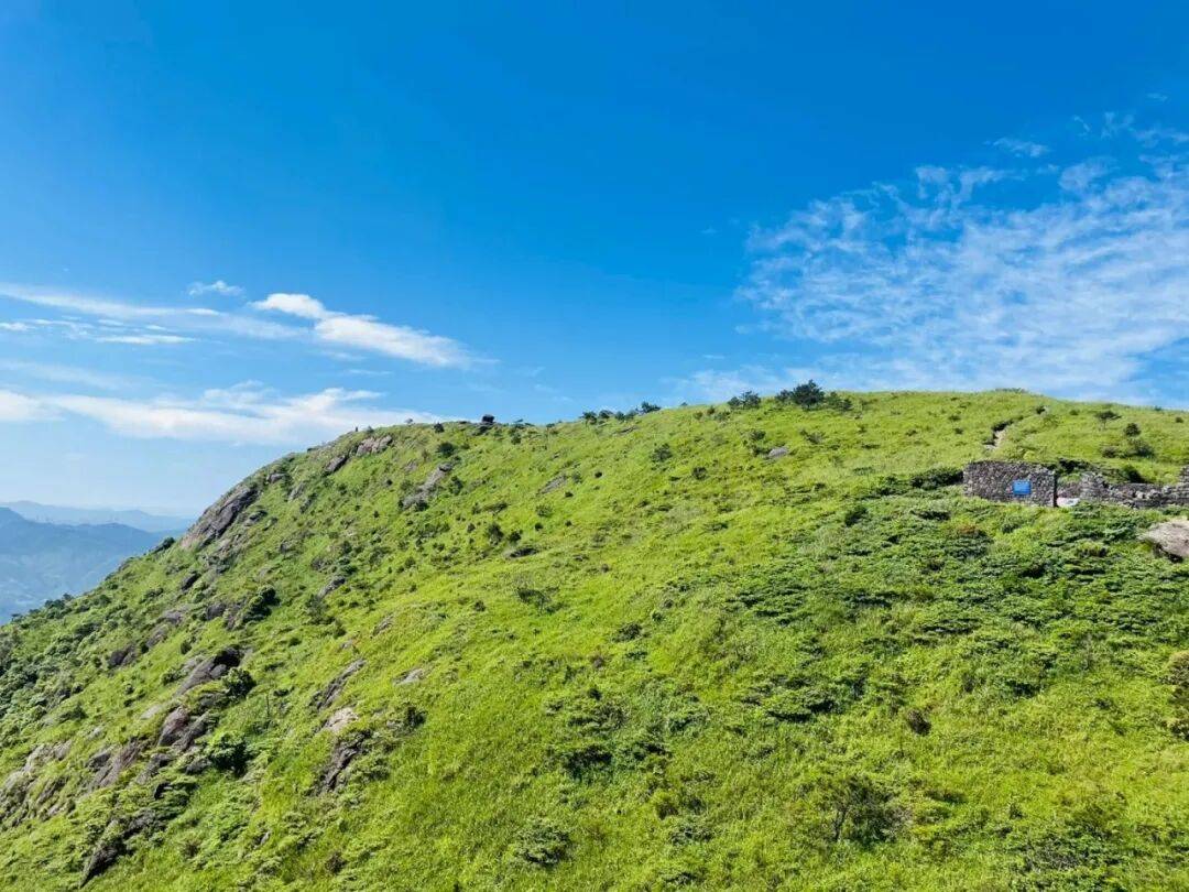 为什么年轻人迷上了爬山？ | 秋高气爽，是时候出发了→