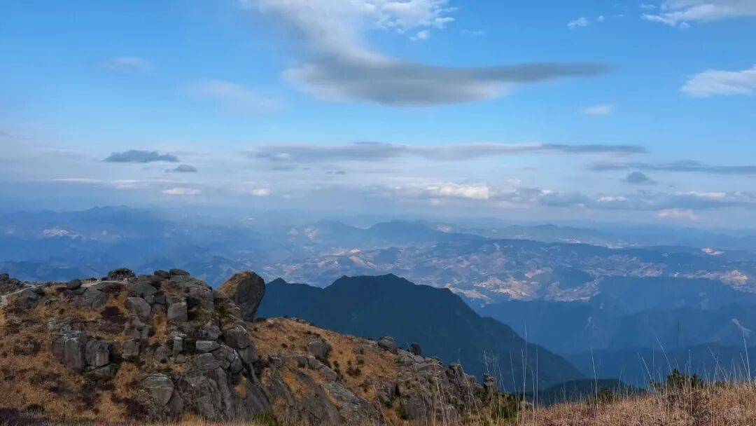 为什么年轻人迷上了爬山？ | 秋高气爽，是时候出发了→