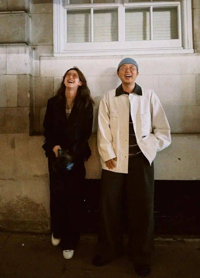 杜海涛章泽天伦敦看展合影,网友直呼神奇:没想到他俩还认识