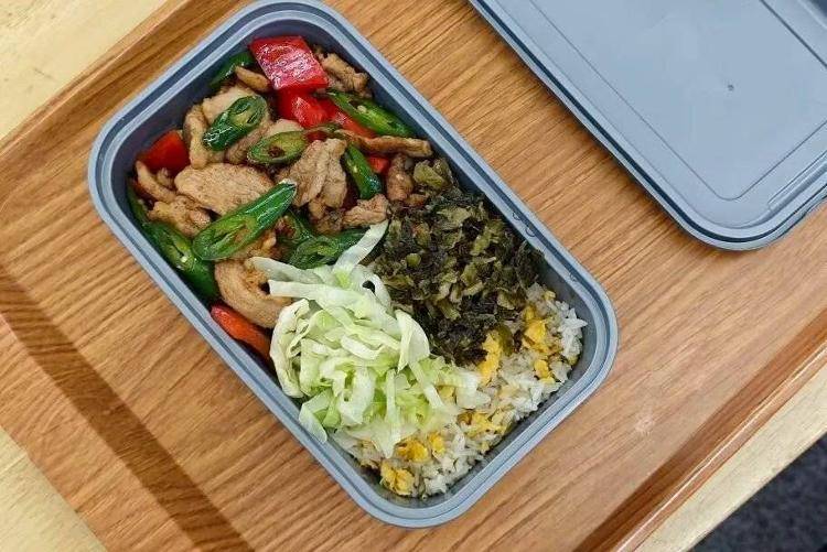 国铁成都局推出17元高铁盒饭:门店现炒,送餐到座