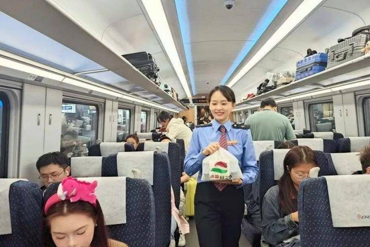 国铁成都局推出17元高铁盒饭:门店现炒,送餐到座