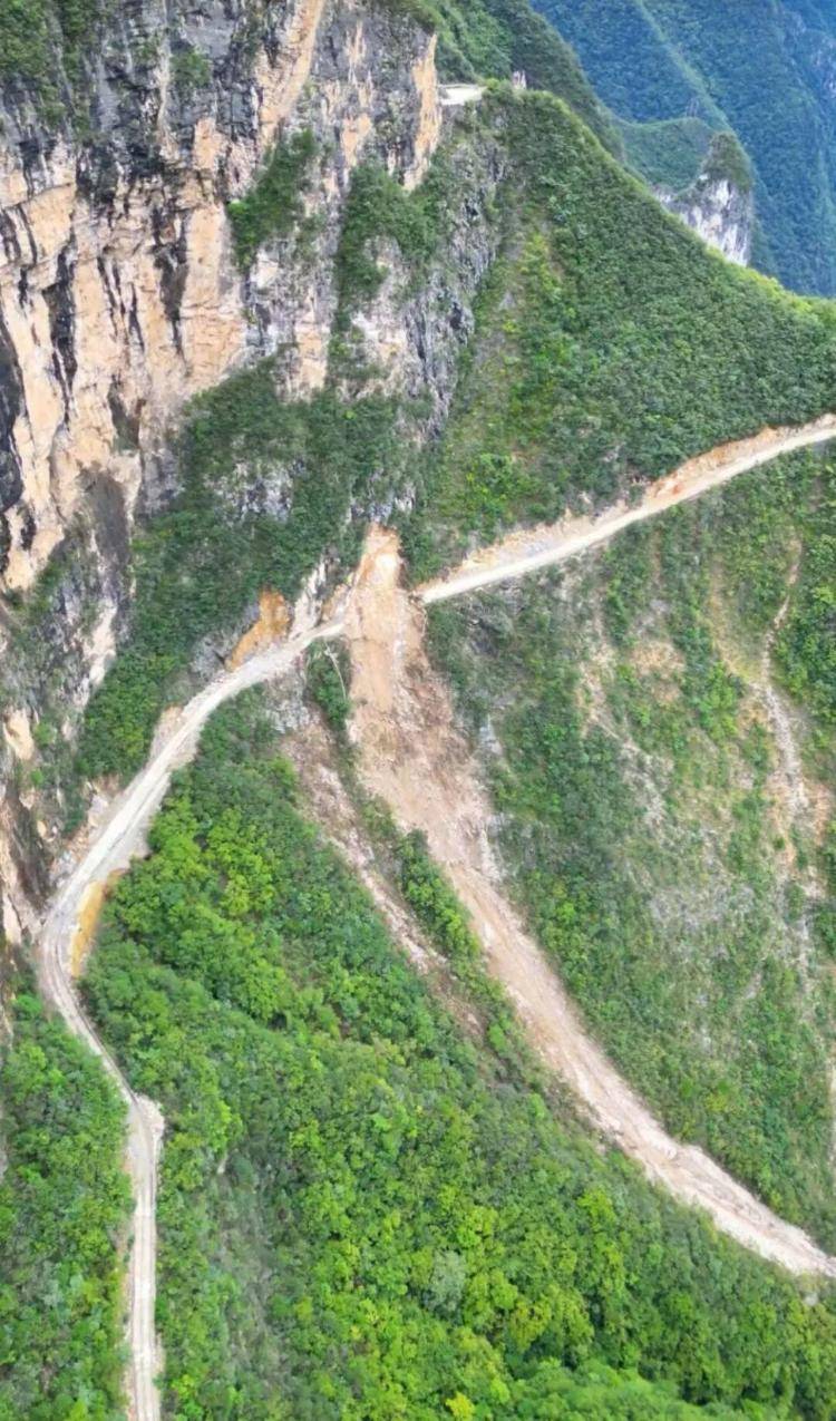 重庆网红“挂壁公路”垮塌,附近村民外出绕行已半月盼修复,当地:已完成排危,正在修