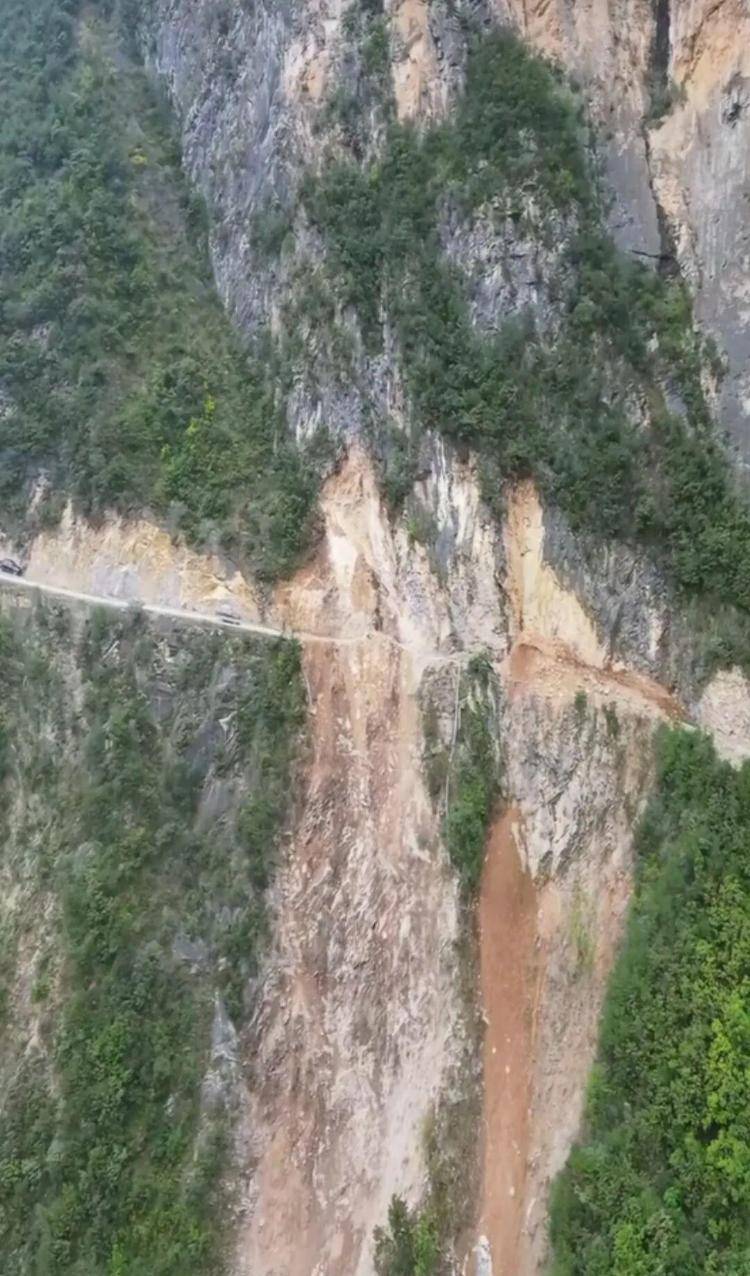 重庆网红“挂壁公路”垮塌,附近村民外出绕行已半月盼修复,当地:已完成排危,正在修