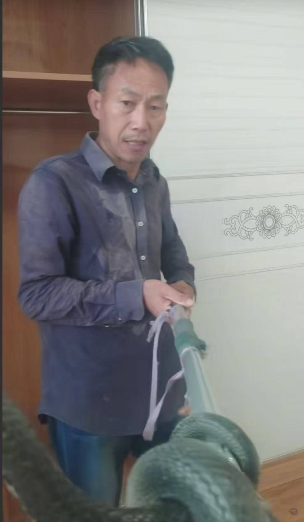 “蛇被我甩开了,没完全注射毒液”,湖南直播抓蛇被咬伤网红被警方拘留后发声道歉