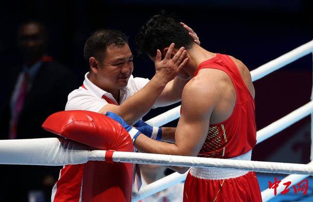 全运会拳击男子80公斤级决赛,王小保夺冠!