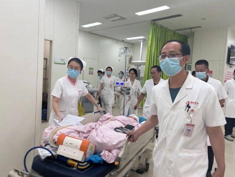 西安4岁男童18楼坠落,143名医护人员历时5个月将他从死神手中抢了回来