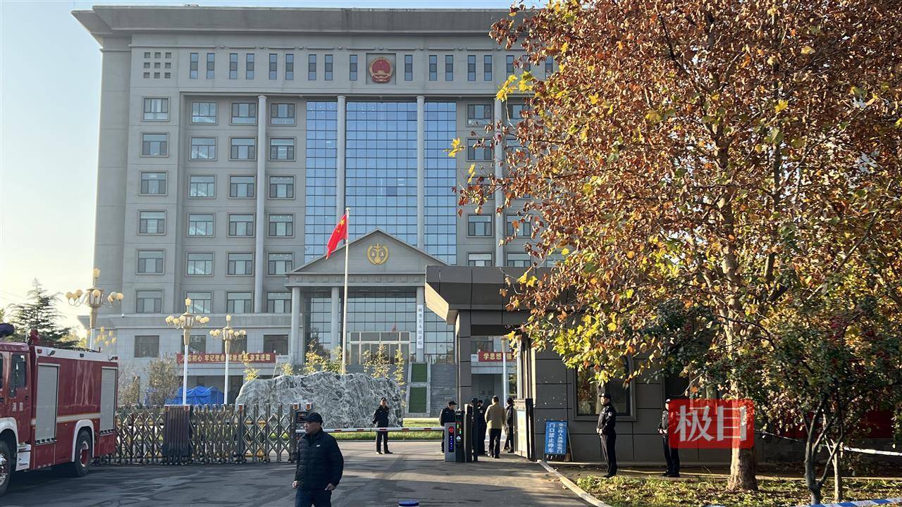 河北一家五口遇害案未当庭宣判，被害人家属身穿印有遇害者照片T恤走出法院，律师：被告认罪认罚