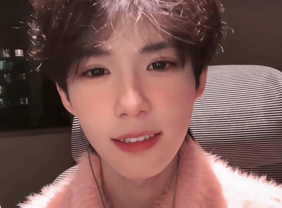 何秋亊称演唱会未获报酬引关注，主办方老板160万股权被冻结