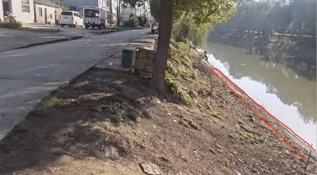 3岁男童家门口落水母亲施救双双遇难,家属质疑“河道护坡陡峭无法自救”