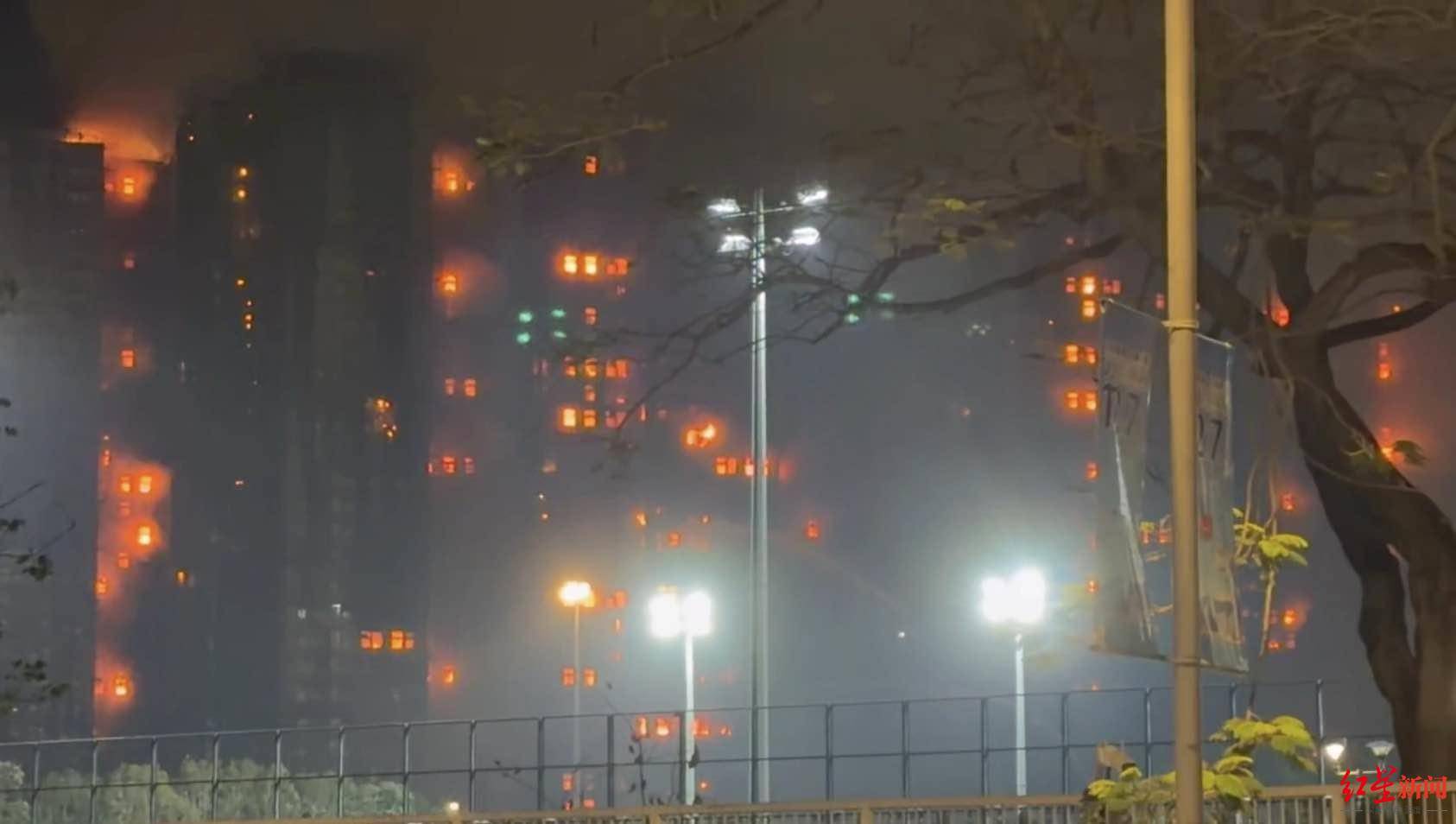 红星新闻实探香港宏福苑大火现场:警员称第一次遇到这么大火,餐厅老板自发为救援人员送餐