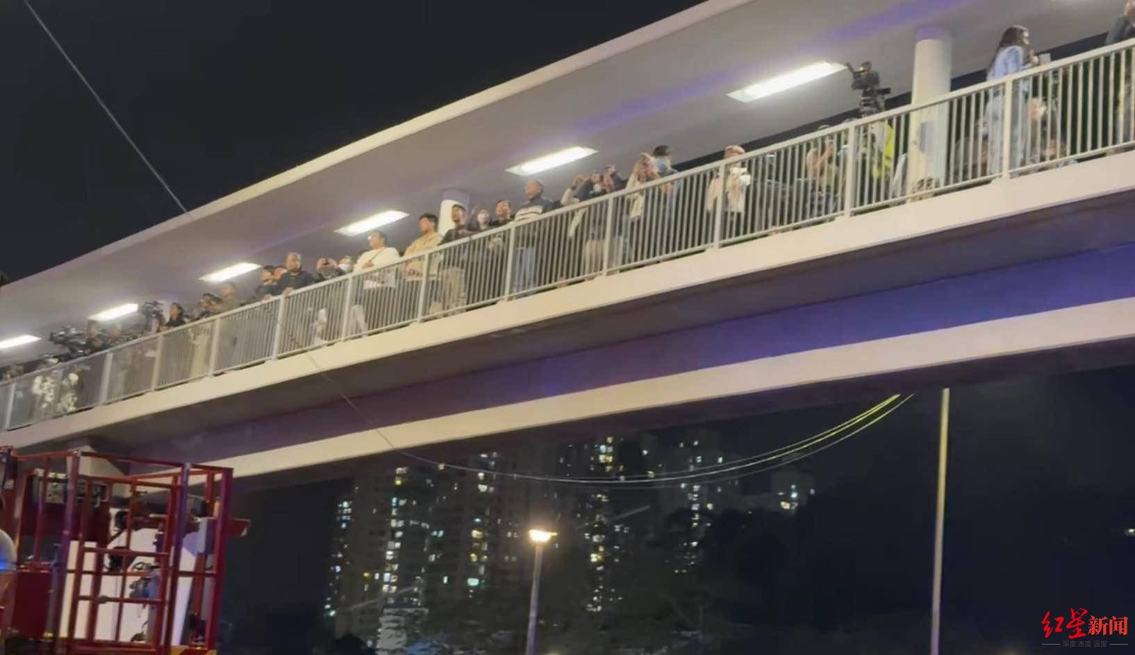 红星新闻实探香港宏福苑大火现场:警员称第一次遇到这么大火,餐厅老板自发为救援人员送餐