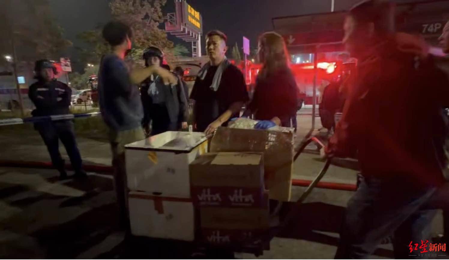 红星新闻实探香港宏福苑大火现场:警员称第一次遇到这么大火,餐厅老板自发为救援人员送餐