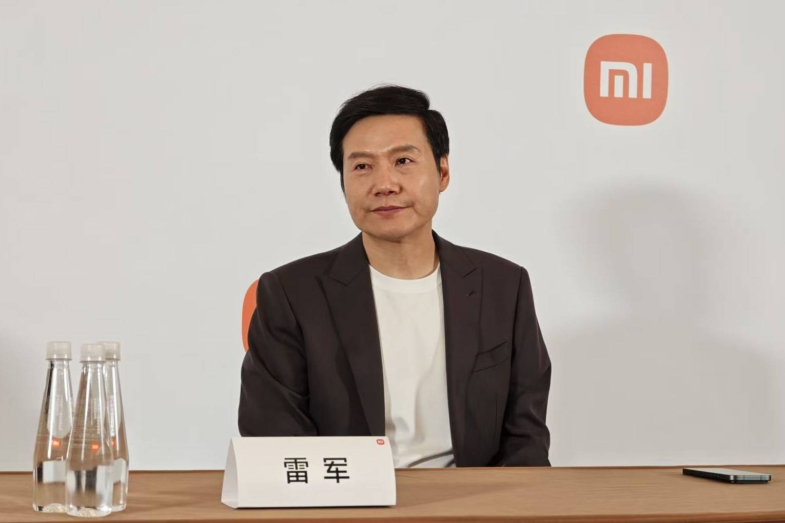 雷军宣布1亿港元增持后，小米港股美股迎来上涨