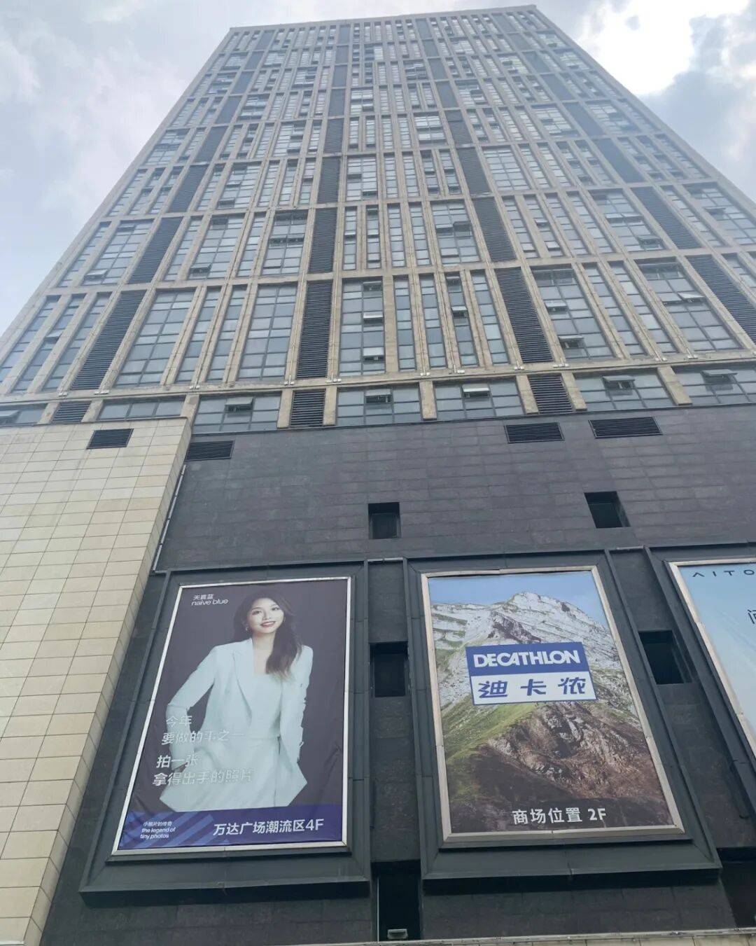 28岁女子被高空抛砖砸中离世,凶手被判处死刑;家属起诉事发地物业等单位:凶手6天里多次高空抛物