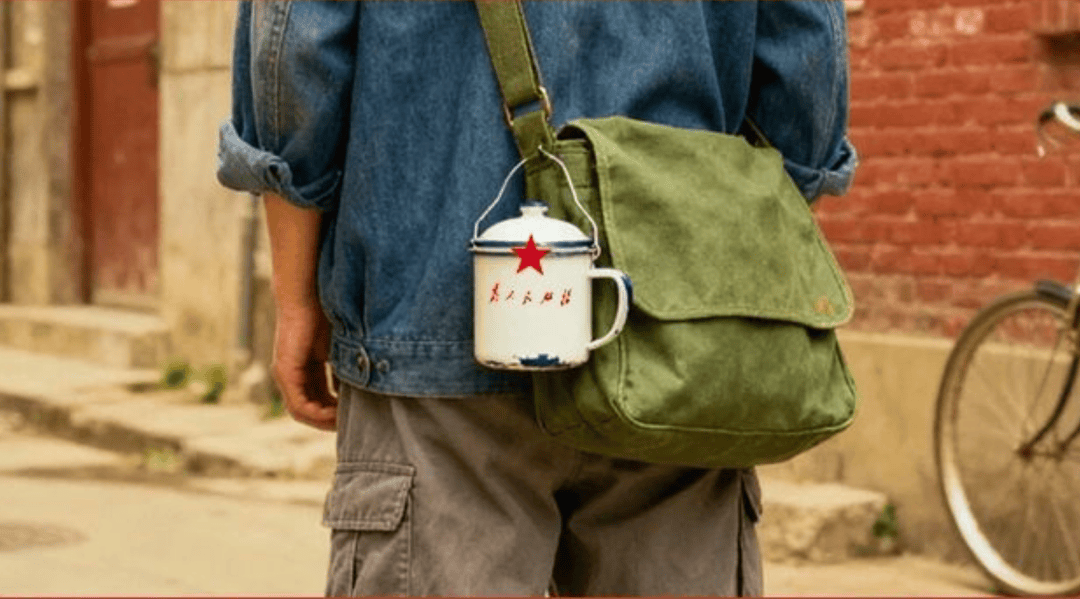 “50块帆布包配3000块包挂”,时髦年轻人背半个身家出门