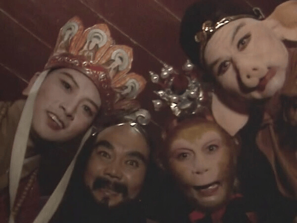 “50块帆布包配3000块包挂”,时髦年轻人背半个身家出门