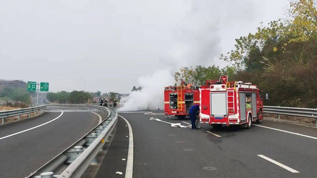 四川高速上一汽车突发自燃!车内两人闻到异味后果断弃车,成功逃生