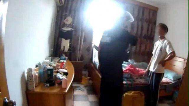 砰！浙江女子刚坐进车里，一把菜刀砸在眼前，随后剪刀又飞来