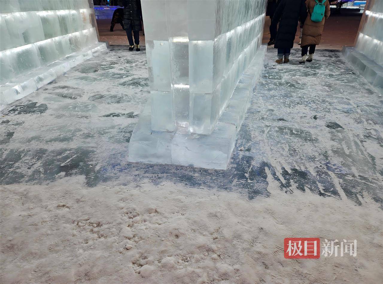 哈尔滨冰雪大世界有多宠游客：结冰路面游客易打滑，工作人员铺棉纸解决