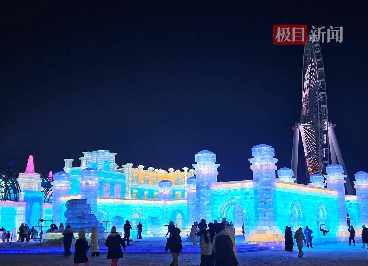 哈尔滨冰雪大世界有多宠游客：结冰路面游客易打滑，工作人员铺棉纸解决