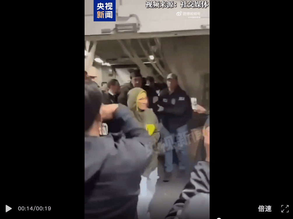 马杜罗现身美国缉毒局采指纹，英语、西班牙语切换和众人打招呼，疑似左腿受伤