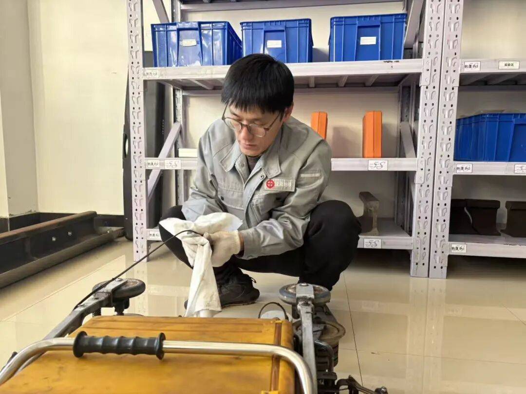 【班组基因 沈阳力量】沈阳地铁“钢轨神探”有一双“火眼金睛”！