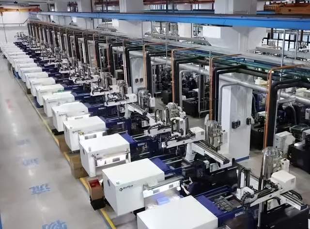 一边万人大厂停工，一边出口订单暴增：“潮玩之都”东莞，深陷冰火两重天