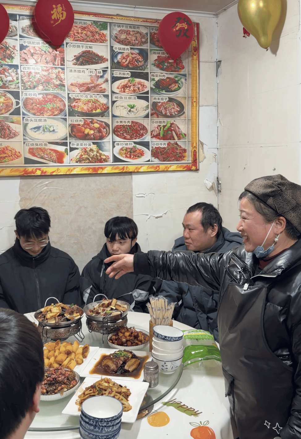 百万债务还清了！夫妻俩在杭州开饭店，8年来第一次回老家过年，临行宴请老顾客