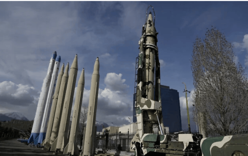 特朗普发视频称“打死多名伊朗军事领导人”，内塔尼亚胡称打击了伊钢铁厂和石化厂，以官员：伊朗仍有超千枚可打击以色列的弹道导弹